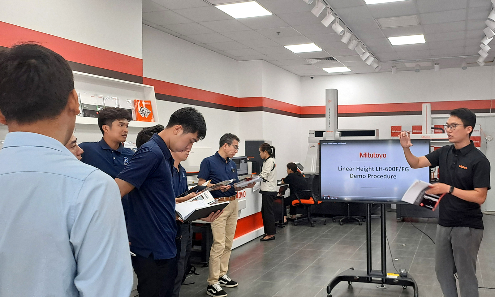 Mitutoyo Việt Nam và công ty Tinh Hà kết hợp tổ chức buổi đào tạo ngắn về các chức năng và cách sử dụng dòng máy đo cao mới nhất của Mitutoyo LH-600FG.