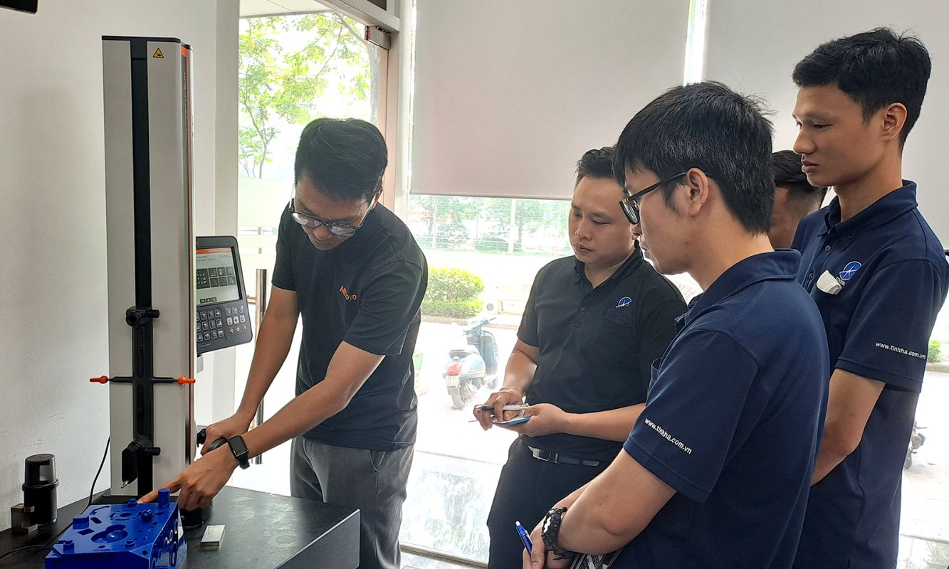Mitutoyo Việt Nam và công ty Tinh Hà kết hợp tổ chức buổi đào tạo ngắn về các chức năng và cách sử dụng dòng máy đo cao mới nhất của Mitutoyo LH-600FG.